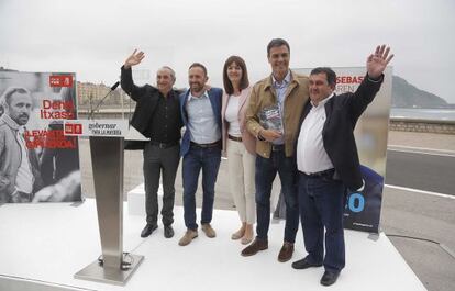 Pedro Sánchez, en San Sebastián, en compañía de Iñaki Arriola, Denis Itxaso, Idoia Mendia y Ernesto Gasco.