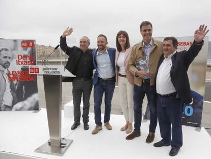 Pedro Sánchez, en San Sebastián, en compañía de Iñaki Arriola, Denis Itxaso, Idoia Mendia y Ernesto Gasco.