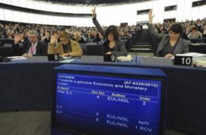 La eurodiputada alemana y copresidenta del grupo Verde en el Parlamento Europeo Rebecca Harms (2d), alza su mano durante la votación celebrada durante una sesión plenaria en el Parlamento Europeo en Estrasburgo, Francia. EFE/Archivo