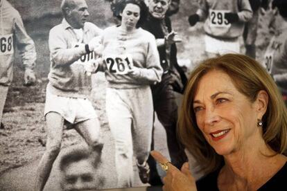 Kathrine Switzer, en 2013 junto a la foto de su histórica carrera.