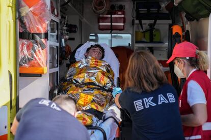 Al menos 78 migrantes perdieron la vida este miércoles tras hundirse un pesquero con cientos de personas a bordo en el Mar Jónico, cerca de la costa griega. En la imagen, los servicios sanitarios asisten a uno de los supervivientes, el miércoles.