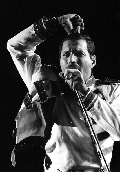Freddie Mercury, en un momento de la actuación del grupo Queen en Madrid.