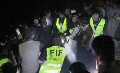 Miembros de los equipos de rescate buscan los cuerpos de las víctimas del avión de la compañía Pakistán International Airlines (PIA) ATR-42 que se estrelló en Havelian (Pakistán).