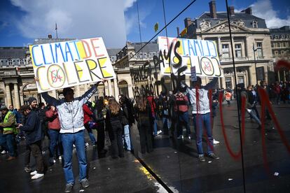 Los franceses protestaban este jueves contra la reforma de las pensiones por última vez antes de que el Consejo Constitucional, el equivalente del Tribunal Constitucional, emita el viernes su veredicto. En la imagen, la manifestación de París.