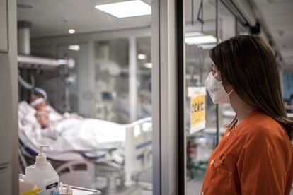 Una enfermera de la UCI del hospital Gregorio Marañón de Madrid.