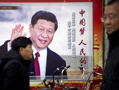 Un cartel propagandístico en el que figura el presidente chino, Xi Jinping, en una calle de Beijing. 