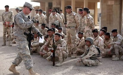 Un militar estadounidense da instrucciones a soldados iraquíes.