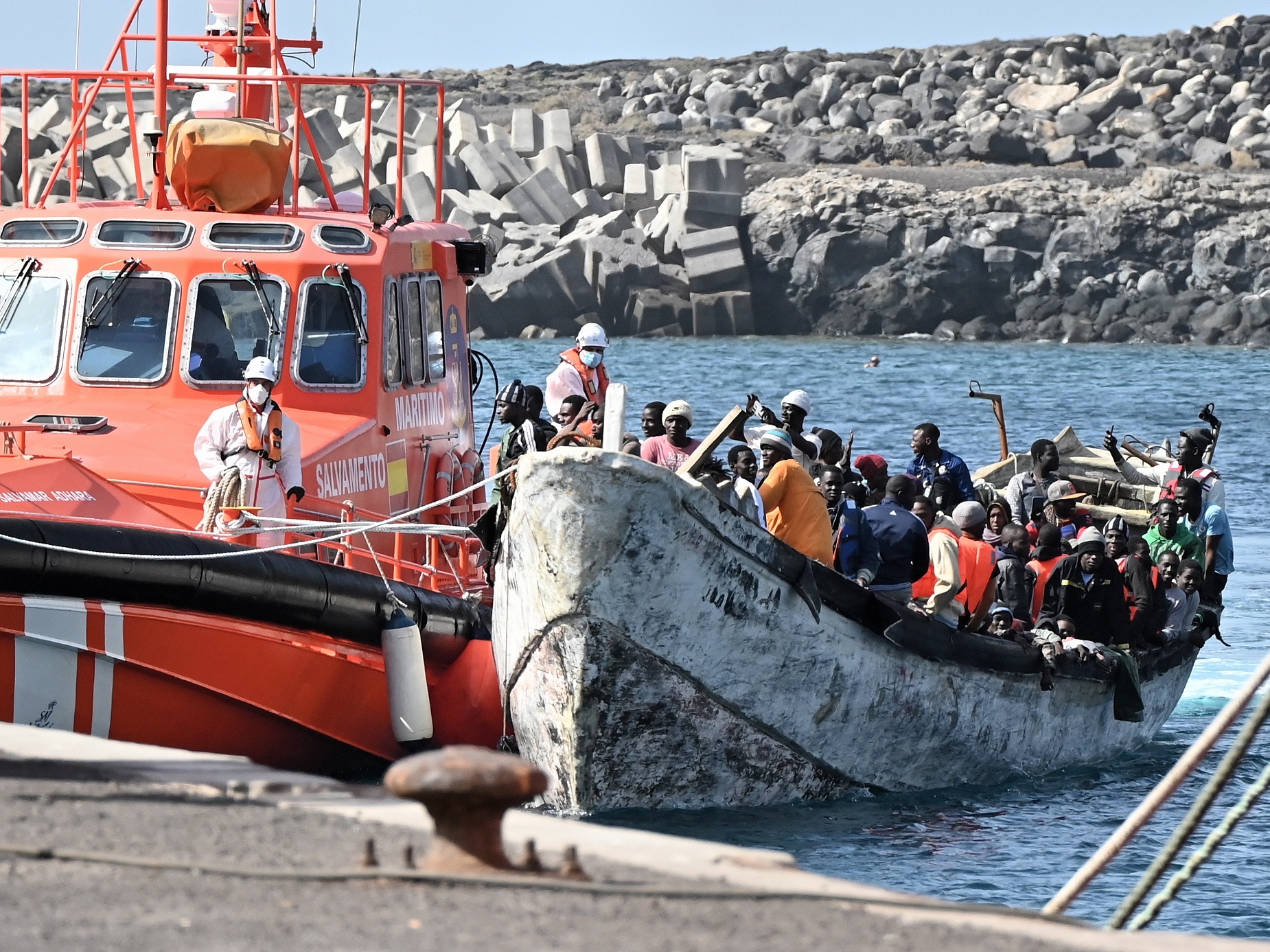 Llegada al puerto de La Restinga de 162 inmigrantes rescatados este martes por una embarcación de Salvamento Marítimo.