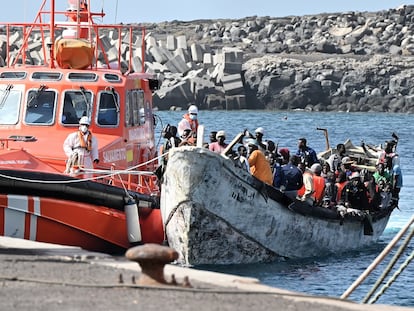 Llegada al puerto de La Restinga de 162 inmigrantes rescatados este martes por una embarcación de Salvamento Marítimo.