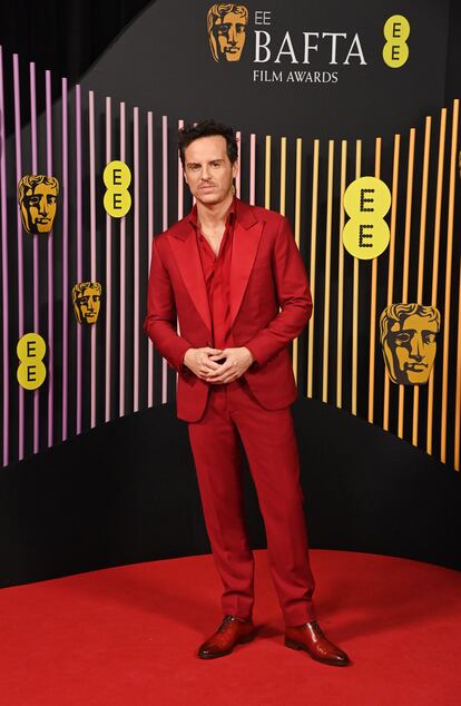 Andrew Scott ('Fleabag'), demostrando que un toque de color puede hacer destacar un traje en la alfombra roja, con un estilismo escarlata, desde los pies a la camisa. 