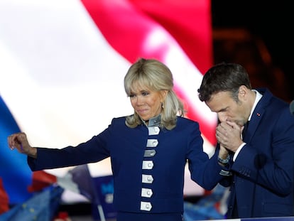 El presidente francés, Emmanuel Macron, y su mujer, Brigitte Macron, celebran la victoria en las presidenciales, el domingo 24 de abril