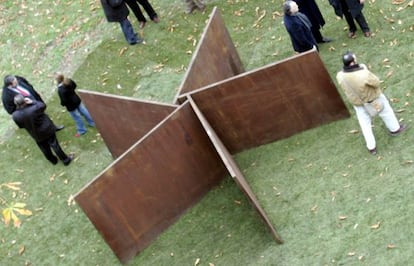 La escultura 'Pentágono en sentido contrario a las agujas del reloj' de Richard Serra, en depósito en el Museo de Bellas Artes de Bilbao desde 2005