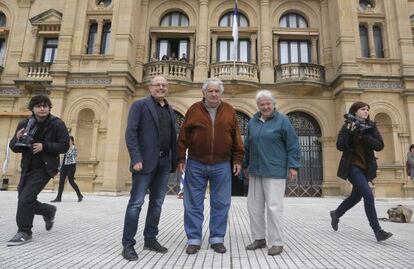 El alcalde de San Sebastián, Juan Karlos Izagirre, junto al expresidente de Uruguay, José Mujica, y su mujer, la senadora Lucía Topolansky.