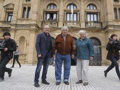 El alcalde de San Sebastián, Juan Karlos Izagirre, junto al expresidente de Uruguay, José Mujica, y su mujer, la senadora Lucía Topolansky.