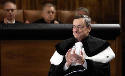 Mario Draghi, presidente del Banco Central Europeo, asiste a una ceremonia donde se le concedió el premio honoris causa por la Universidad Católica de Milán.