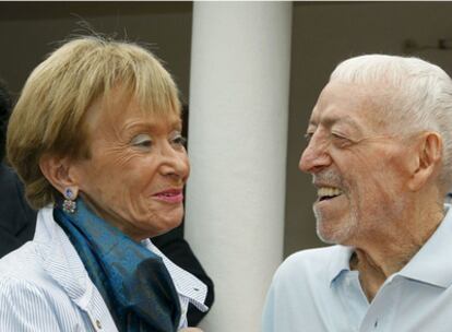 María Teresa Fernández de la Vega y Vicente Ferrer, durante el viaje oficial de la vicepresidenta del Gobierno a India.