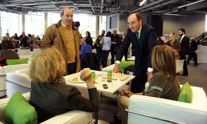 El presidente de Iberdrola, Ignacio Sánchez Galán, conversa con accionistas minoritarios en la junta general celebrada el año pasado.