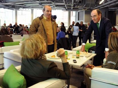 El presidente de Iberdrola, Ignacio S&aacute;nchez Gal&aacute;n, conversa con accionistas minoritarios en la junta general celebrada el a&ntilde;o pasado.