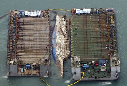 Operación de salvamento del ferry Sewol, cerca de la isla meridional de Jindo, en Corea del Sur, 23 de marzo de 2017. La embarcación de 6.160 toneladas métricas se hundió el 16 de abril de 2014 dejando más de 300 muertos.