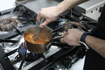 Juan Beltrán prepara la carne del entrante de FoodCraft de tacos de cochinita pibil. 