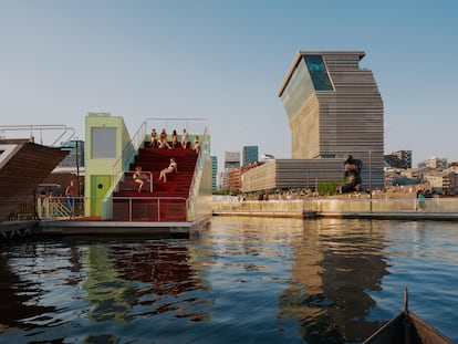 La sauna del Museo Munch tiene una morfología geométrica y un colorismo optimista que combina el verde agua y el rojo profundo.