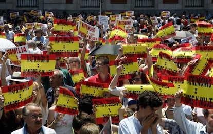 Manifestación en la Puerta del Sol convocada por el Foro de la Familia contra la ley de matrimonios homosexuales el día que la ley se aprobó en el Congreso.