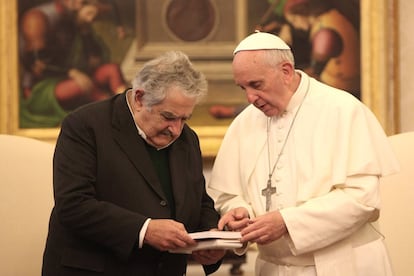 El papa Francisco intercambia regalos con Mujica durante una audiencia en su biblioteca privada el 1 de junio de 2013 en la Ciudad del Vaticano. El presidente se encontraba en una gira internacional de dos semanas que lo llevaría a China, España e Italia.