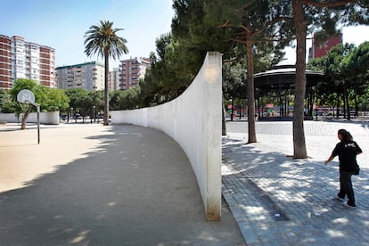 'El muro', escultura de Richard Serra en la plaza de la Palmera del barrio de la Verneda de Barcelona.