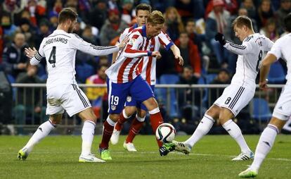 Sergio Ramos y Kroos intentan frenar el avance de Fernando Torres.