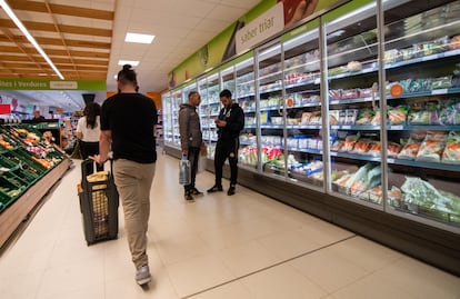 Varias personas en un supermercado de Tarragona, Cataluña (España).