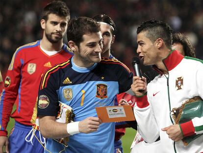 Los capitanes de la selección española y la portuguesa, Casillas y Cristiano Ronaldo, durante los discursos de promoción de la candidatura ibérica en los prolegómenos del amistoso disputado el miércoles en Lisboa.