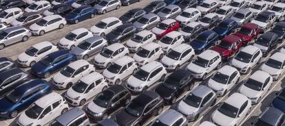 Cientos de coches nuevos estacionados en el puerto de Barcelona.