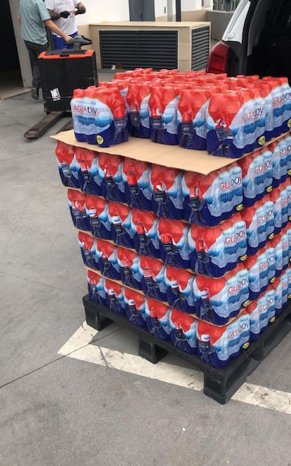 Las cajas de botellas de agua.