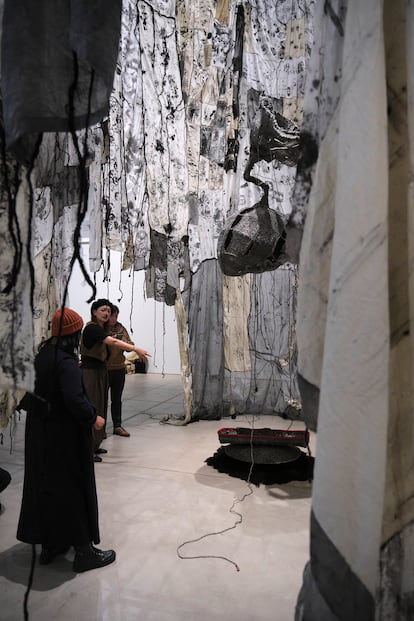 'Cevulj – Path of a Family, 2021–22', obra de Aluaiy Kaumakan expuesta en el HAM de Helsinki.