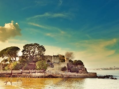 El castillo de Santa Cruz, en el municipio de Oleiros, está enclavado en un islote de la ría de A Coruña.