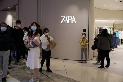 Personas a la puerta de una nueva tienda de Zara en Beijing, China.