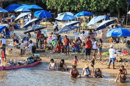 Turistas vacacionan en las playas de Acapulco, México el pasado 20 de diciembre.