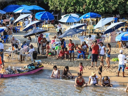 Turistas vacacionan en las playas de Acapulco, México el pasado 20 de diciembre.