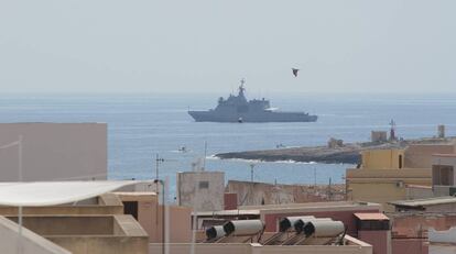 El 'Audaz', fondeado frente a la costa de la isla italiana de Lampedusa.