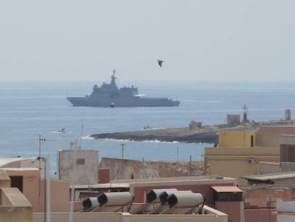 El 'Audaz', fondeado frente a la costa de la isla italiana de Lampedusa.