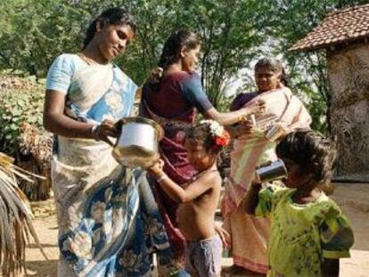 Un grupo de mujeres y niñas trabajan en un poblado campesino del interior de la India.