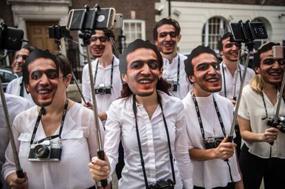 Los activistas sostienen selfies sticks ante la Embajada de Egipto en Londres, Inglaterra.