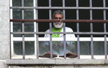 Uribetxeberria asomado este miércoles en la ventana de su habitación del Hospital Donostia.