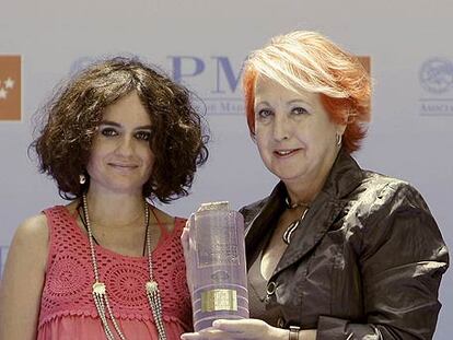 Rosa María Calaf, al recibir el premio entregado por Maite Cunchillos.