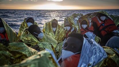 Afua, en el centro con un gorro y manta térmica, rodeada de las otras 44 personas de Gambia, Costa de Marfil y Guinea rescatadas por el buque 'Astral'.