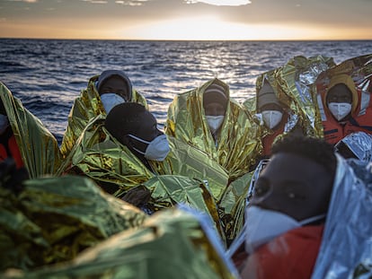 Afua, en el centro con un gorro y manta térmica, rodeada de las otras 44 personas de Gambia, Costa de Marfil y Guinea rescatadas por el buque 'Astral'.