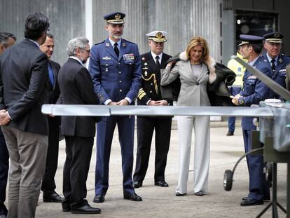 Felipe VI visita junto con Cospedal las instalaciones del INTA en Torrejón.