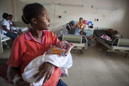 El hospital Antonio Musa, en San Pedro de Macorís, ha implementado medidas simples y baratas que han reducido las muertes neonatales a una tercera parte. En la imagen, una madre con su recién nacido.