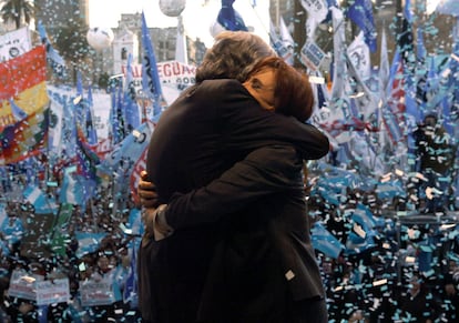 La presidenta argentina, Cristina Fernández, se abraza con su marido, el ex presidente Néstor Kirchner, en un acto de apoyo al Gobierno en junio de 2008 para celebrar el final de la huelga de granjeros.