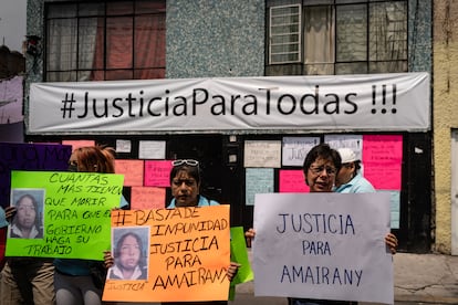 Familiares de víctimas de Miguel Cortés protestan afuera del edificio donde vivía en Ciudad de México, en abril de 2024